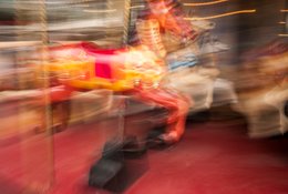Carrousel;-Cheval-de-bois;-Fête-foraine;-Filé-photographique;-Flou-de-mouvement;-Kaleidos;-Kaleidos-images;-La-parole-à-limage;-Lumières;-Manège;-Paris;-Photographie-créative;-Stories-Pictures;-Tarek-Charara;-Vitesse-dobturation-lente